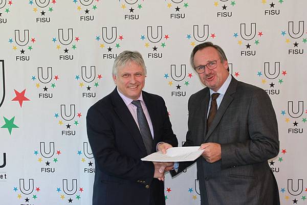 圖1. 天梭表與FISU冬季世界大學運動會簽訂合作協議 將擔任2015年官方指定計時廠商