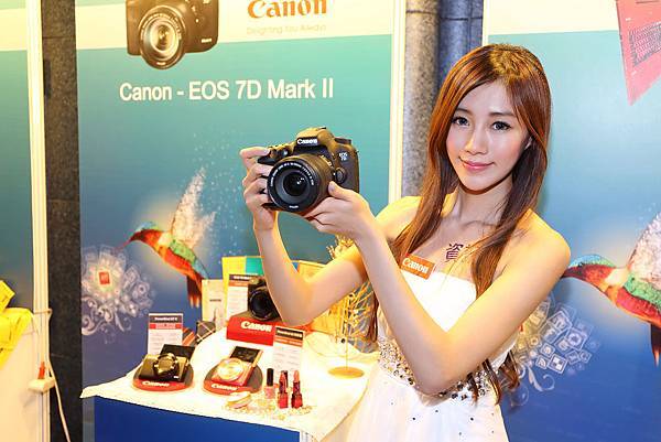 圖說二，Canon此次針對不同需求規劃專櫃呈現產品，「精品專櫃」展示全系列EOS數位單眼相機，包括新上市的極速攝影專業單眼EOS 7D Mark II