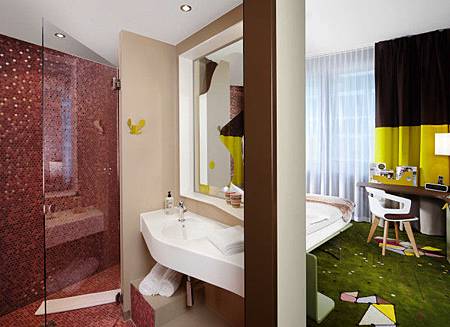 25-Hours-Hotel-Zurich-10-room-bathroom-600x436