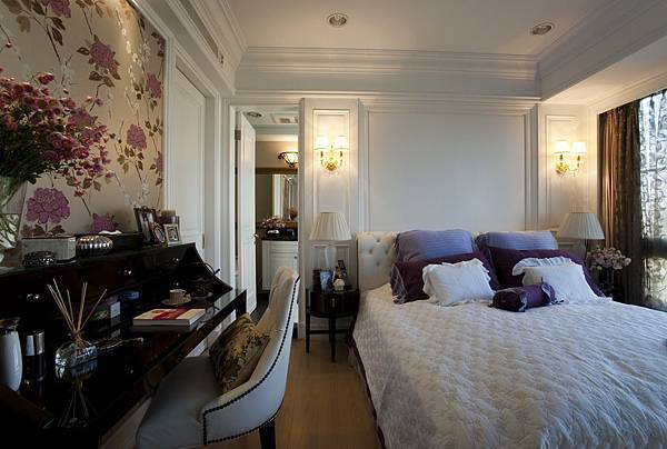 麗景-主臥 紫色壁紙+大抱枕+綠底銀花紋窗簾