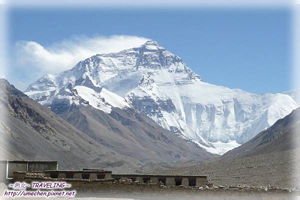 倚窗外拍-珠峰和招待所 倚窗外拍-珠峰和招待所