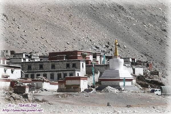 倚窗外拍-絨布寺和寺外白塔 倚窗外拍-絨布寺和寺外白塔