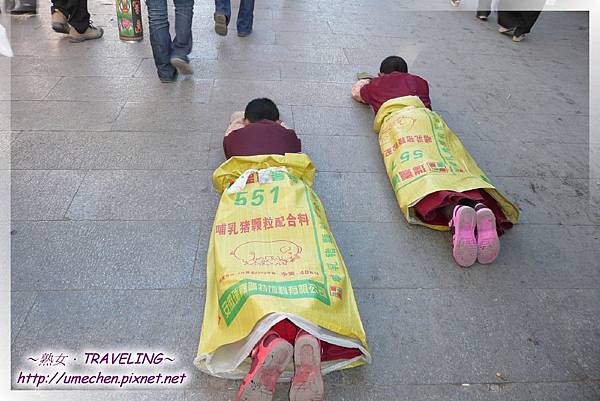 八廓街-穿著豬飼料袋在朝拜的2位小喇嘛(1.jpg 八廓街-穿著豬飼料袋在朝拜的2位小喇嘛(1.jpg