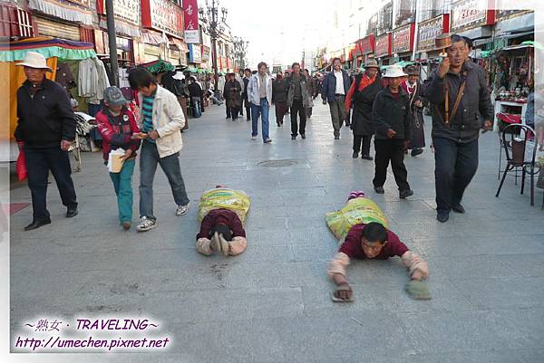 八廓街-穿著豬飼料袋在朝拜的2位小喇嘛(2.jpg 八廓街-穿著豬飼料袋在朝拜的2位小喇嘛(2.jpg