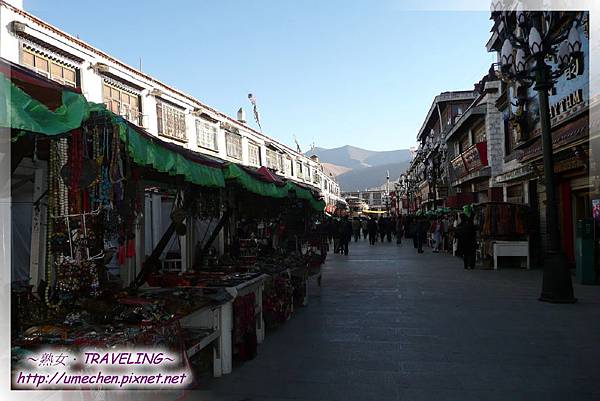 八廓街-轉經道因遊客眾多而聚集為數眾多的攤販.jpg 八廓街-轉經道因遊客眾多而聚集為數眾多的攤販.jpg