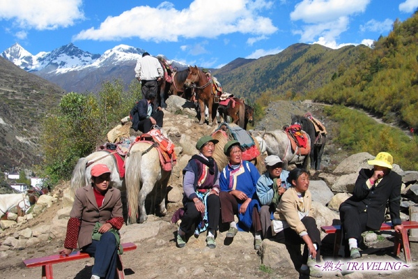 海子溝--溝口山坡上的馬夫隊.jpg 海子溝--溝口山坡上的馬夫隊.jpg