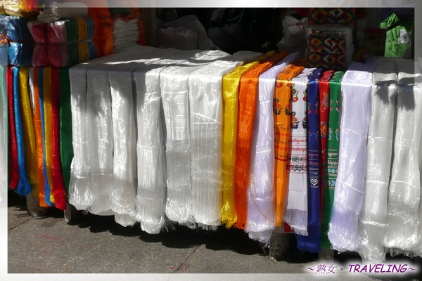 大昭寺廣場-哈達代表純潔敬意吉祥,五彩哈達僅限敬佛或特殊場合.jpg 大昭寺廣場-哈達代表純潔敬意吉祥,五彩哈達僅限敬佛或特殊場合.jpg