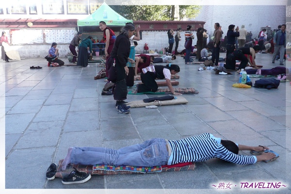 大昭寺外的朝拜者(5.jpg 大昭寺外的朝拜者(5.jpg