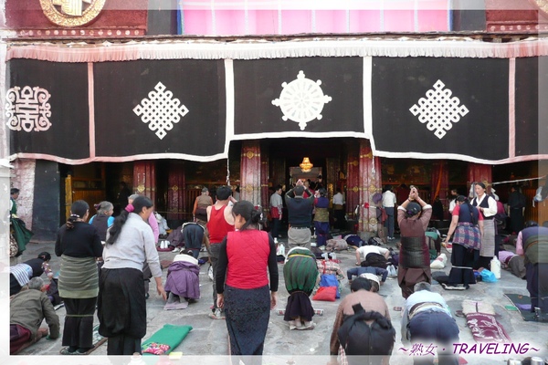 大昭寺正門-朝拜者(4.jpg 大昭寺正門-朝拜者(4.jpg