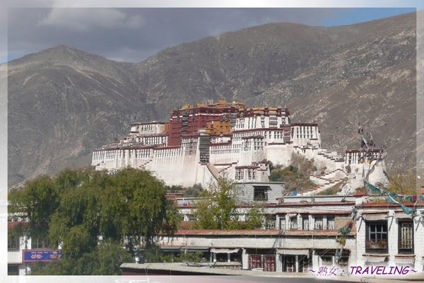 大昭寺-頂樓-這裏是拍攝布達拉宮遠景的熱門地點哦.jpg 大昭寺-頂樓-這裏是拍攝布達拉宮遠景的熱門地點哦.jpg