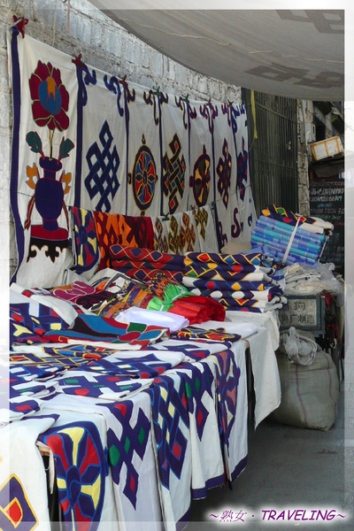 八廓街附近-販賣吉祥8寶圖案帳幔的攤位.jpg 八廓街附近-販賣吉祥8寶圖案帳幔的攤位.jpg