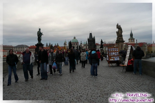 查理大橋-右為聖法蘭西斯雕像,為駐外傳教士守護神.jpg 查理大橋-右為聖法蘭西斯雕像,為駐外傳教士守護神.jpg