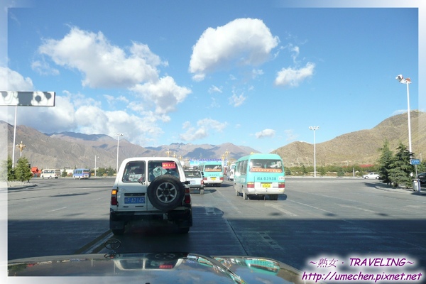 吉普車隊出發-慢慢駛出拉薩市區,前方的藍天白雲在等我們.jpg 吉普車隊出發-慢慢駛出拉薩市區,前方的藍天白雲在等我們.jpg