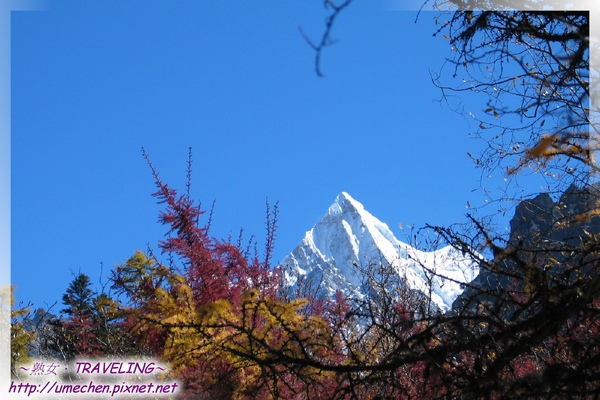往洛絨牛場-夏諾多吉峰(1)為金剛手菩薩,外人形容山體像位少年.jpg 往洛絨牛場-夏諾多吉峰(1)為金剛手菩薩,外人形容山體像位少年.jpg