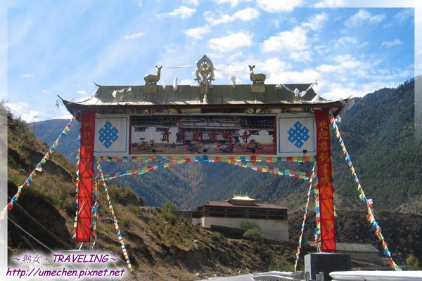 貢嶺寺-牌坊(3)和寺院外觀(後面).jpg 貢嶺寺-牌坊(3)和寺院外觀(後面).jpg