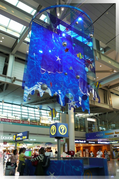 韓國仁川機場-海洋風的服務台.jpg