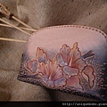 皮雕藝術手拿小錢包-紫橘朱堇-CB0402-_0024744 [640x480]
