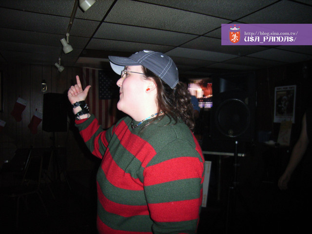 醉到很嗨的 丹妮跑上DJ台唱起Rap卡拉ok了