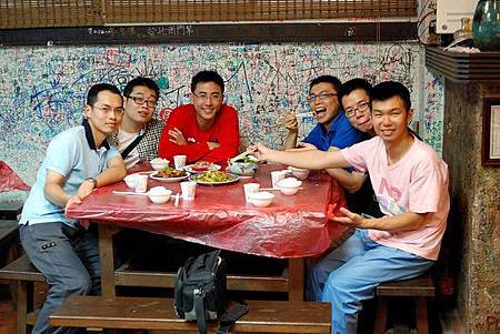 大家找了一家店，來吃飯飯嘍！