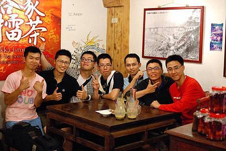 我們找了一家店