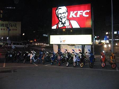 後來跟台中區shark小聚會,吃小肯 後來跟台中區shark小聚會,吃小肯