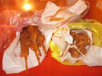 買了些料,到小田推薦的攤位吃 豬排 買了些料,到小田推薦的攤位吃 豬排