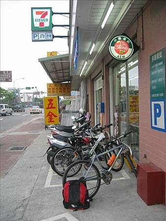 走嘍 店名叫左岸的7-11 走嘍 店名叫左岸的7-11