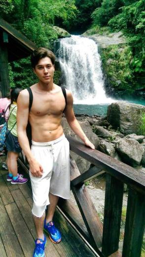 皇驛娛樂城--醉倒洋男撿屍？　李妍瑾遭爆性慾強