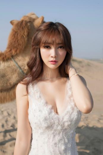 皇驛娛樂城//尤物柳岩美呆了！　魔鬼巨乳洩深溝