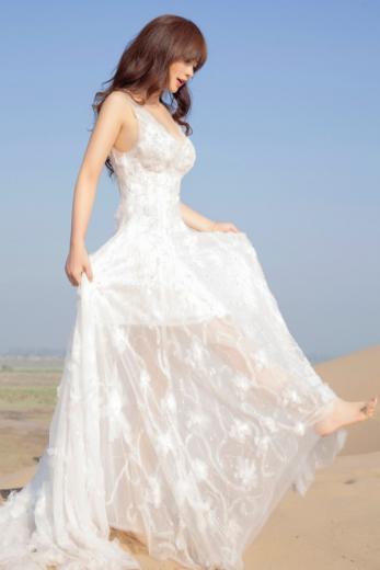 皇驛娛樂城//尤物柳岩美呆了！　魔鬼巨乳洩深溝