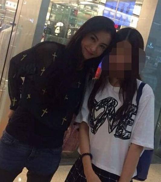 皇驛娛樂城//又見張柏芝！　香港逛街心情大好和粉絲合影