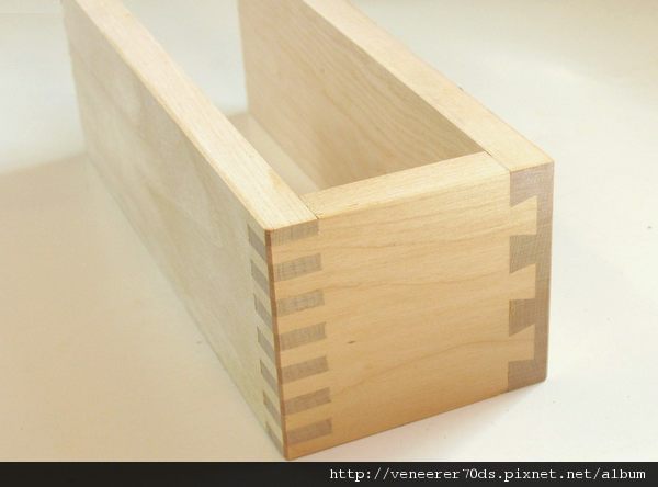 右邊為半盲式鳩尾槽接,左邊為方形指接。