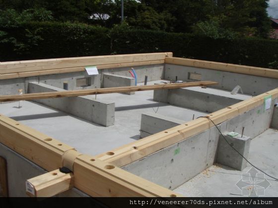 钢筋混凝土条形基础的里侧地面现场浇筑了混凝土