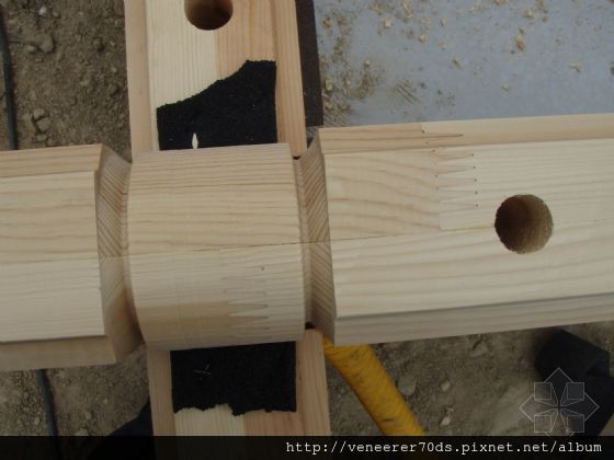 小尺寸辅助木料. 木墙构件,交叉搭接,节点特写。