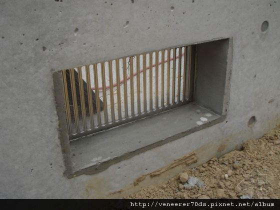 钢筋混凝土基础墙,墙体上预留的,通风洞口