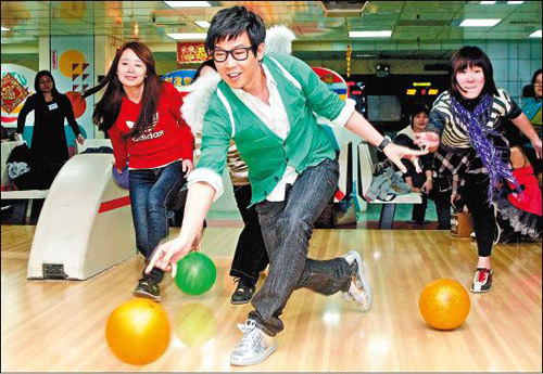 100221品冠與歌迷打保齡球-7.jpg