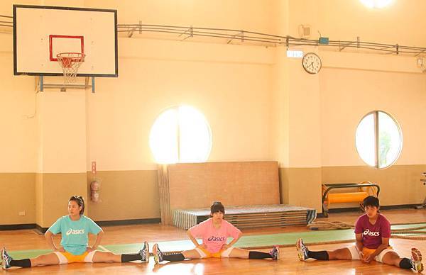 【志氣】每天需要伸展拉筋練習,瑤瑤和拔河隊同學一同熱身 【志氣】每天需要伸展拉筋練習,瑤瑤和拔河隊同學一同熱身