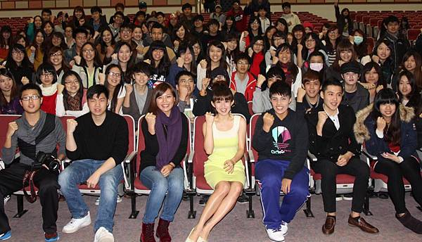 【志氣】郭書瑤和景女拔河隊演員安捷和阿摩斯與現場學生一同志氣合影 【志氣】郭書瑤和景女拔河隊演員安捷和阿摩斯與現場學生一同志氣合影