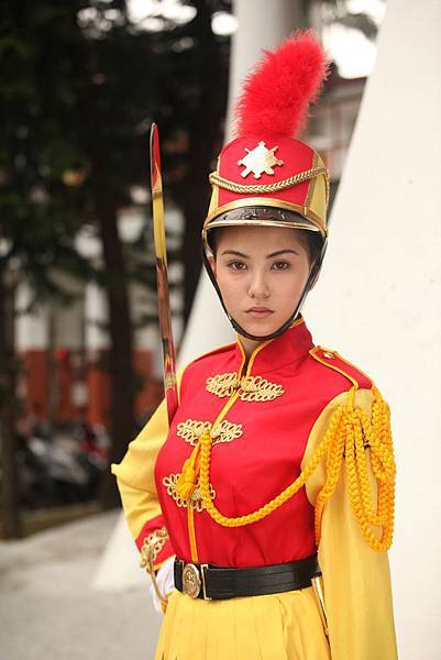 【志氣】身穿同樣知名的景女儀隊制服的昆凌,為詮釋苦練耍刀 【志氣】身穿同樣知名的景女儀隊制服的昆凌,為詮釋苦練耍刀