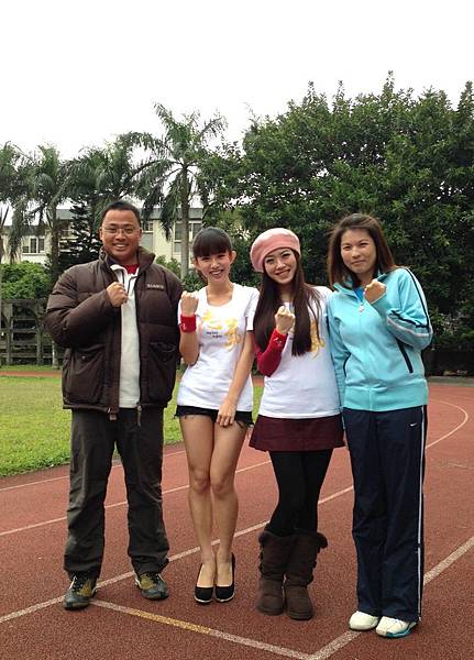 【志氣】郭書瑤和楊千霈與真實拔河隊郭教練,吳老師合影 【志氣】郭書瑤和楊千霈與真實拔河隊郭教練,吳老師合影