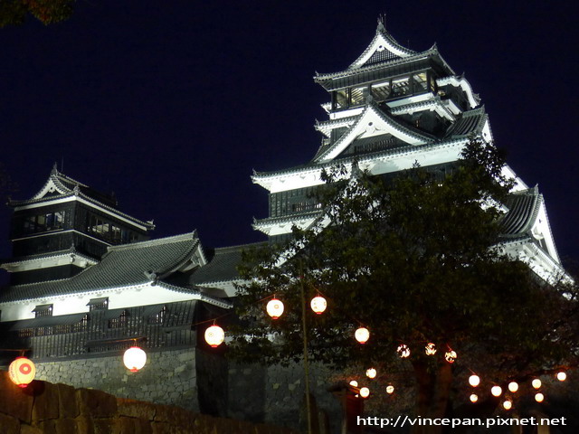 天守閣背面 燈籠 傍晚