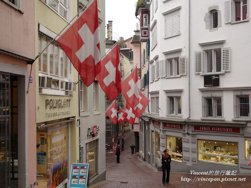 店家懸掛瑞士國旗