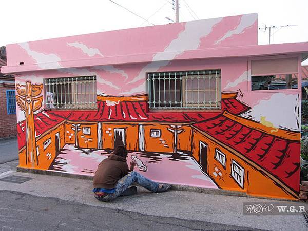 《王國仁-(阿殘) 藝術館》跟著大仁哥的藝術之旅-【嘉義縣文化局故宮南院觀光小鎮藝術彩繪】侯家古厝特色(三)完工