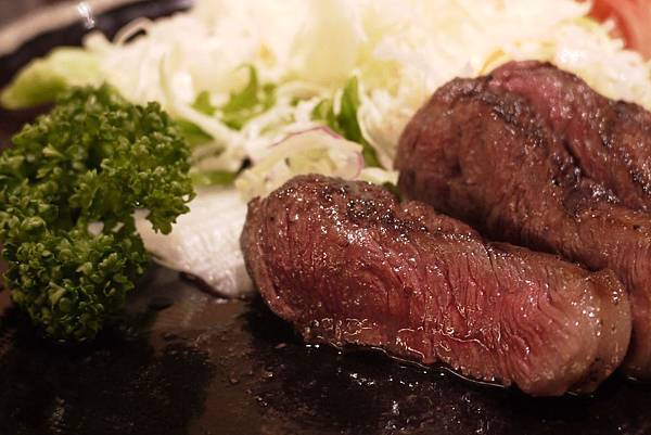 頭一次能吃到用門牙切斷的牛排。 頭一次能吃到用門牙切斷的牛排。