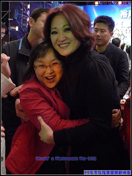丫曼搶到頭一個,夫人給一個大擁抱,丫曼比中樂透還開心.jpg 丫曼搶到頭一個,夫人給一個大擁抱,丫曼比中樂透還開心.jpg