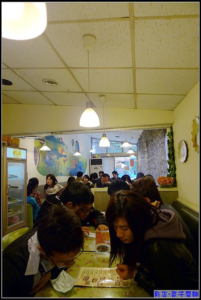 屬於狹長的店內...用餐時間總是擠滿客人.jpg