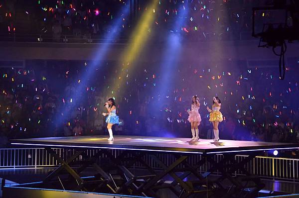 「ウィンブルドンへ連れて行って」「眼差しサヨナラ」「Darkness」