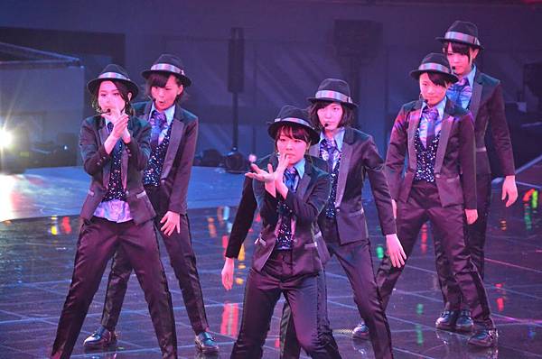 「ウィンブルドンへ連れて行って」「眼差しサヨナラ」「Darkness」5