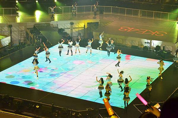 「手をつなぎながら」 「手をつなぎながら」