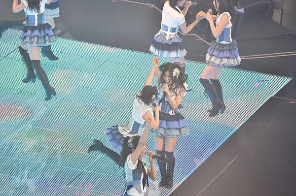 「手をつなぎながら」2 「手をつなぎながら」2